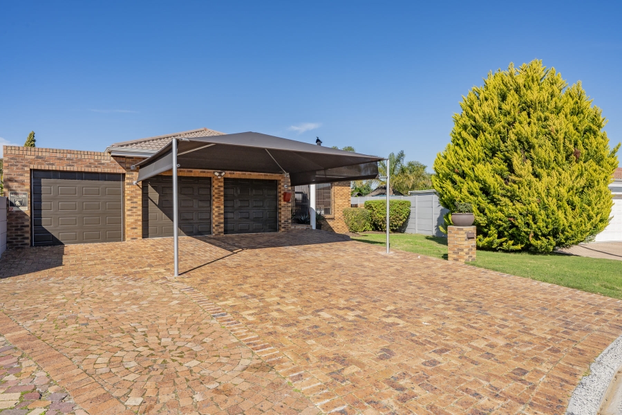 5 Bedroom Property for Sale in De Oude Spruit Western Cape